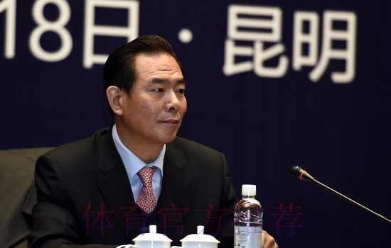 佩兰正式出任中国男足主教练 蔡振华赠送队服 佩兰正式出任中国男足主教练 蔡振华赠送队服